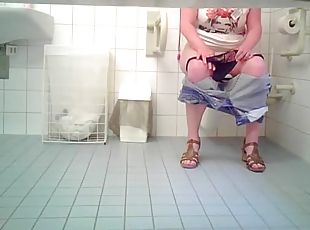 Curvaceous chickie drops down her pants in order to piss