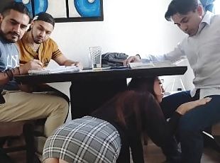 La maestra se pone cachonda y todos se la cogen en el salón de clases GANG BANG (1/2)