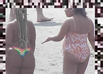 I like to spy on big-bottomed girls on the beach