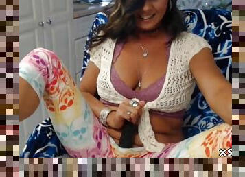 Sexy mature babe cumming on live cam