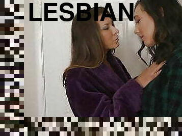 ציצי-גדול, סטראפ-און, חתיכות, לסבית-lesbian, אמא-שאני-רוצה-לזיין, כוכבת-פורנו, נשיקות, אמריקאי, ציצים, שחרחורת