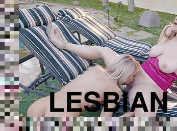 isot-tissit, masturbaatio, ulkotiloissa, pillu-pussy, lesbo-lesbian, suuteleminen, tyttöystävä, puutarha, tatuointi