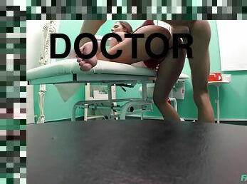 Bodacious Hungarian girl pleasuring her horny doctor