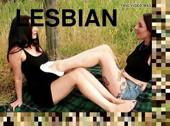 di-tempat-terbuka, lesbian-lesbian, bdsm-seks-kasar-dan-agresif, kaki, fetish-benda-yang-dapat-meningkatkan-gairah-sex, dominasi, dominasi-perempuan-dalam-sex