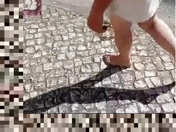 Moranguinho caminhando descala na rua 2