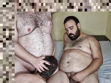 Dos osos peludos se follan a gordito a pelo (Short video)