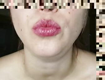 mon gloss  lvres glisse sur ma bouche