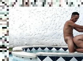 PAREJA DE LATINOS SE PONEN CACHONDOS EN LA PISCINA Y TERMINAN FOLLANDO AL AIRE LIBRE