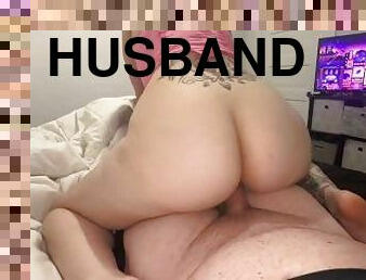 Round booty fucking hubby at home.