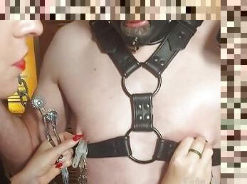 pezones, babes, sadomasoquismo, esclava, mujer-vestida-hombre-desnudo, británico, dolor, bondage, humillación, dominación