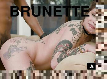 culi, enormi, fichette, cazzi-enormi, interraziali, gole-profonde, brunette, tatuaggi, peni