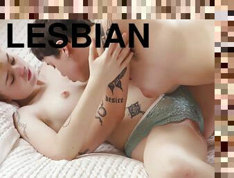 amatir, lesbian-lesbian, remaja, pasangan, permainan-jari, berambut-pirang, kamar-tidur, berambut-cokelat, tato