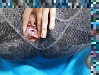 I pee in my leggings while I cum