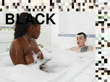 Chunky black mom Osa Lovely seduces Juan Loco in bathtub