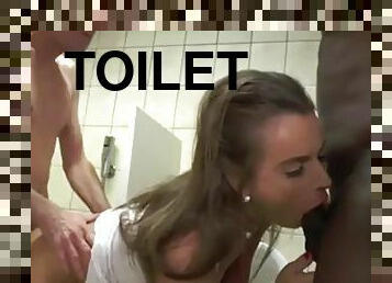 Rijpe dame geneukt door 2 mannen op het toilet