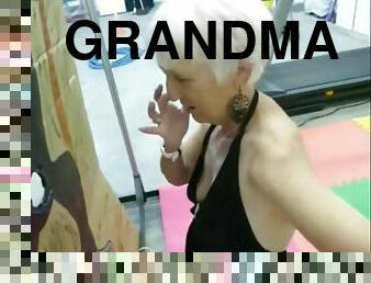 nenek, isteri, perempuan-tua, mainan, gambarvideo-porno-secara-eksplisit-dan-intens