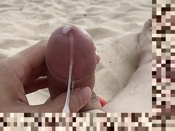 nudiste, public, amateur, mature, ejaculation-sur-le-corps, branlette, plage, solo