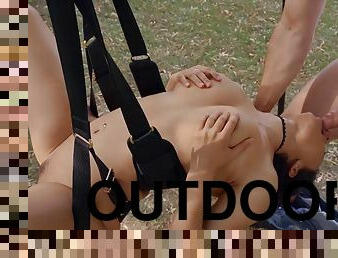 cuatro-patas, al-aire-libre, coño-pussy, swinger, mamada, polla-enorme, garganta-profunda, con-los-dedos, prieto, cowgirl