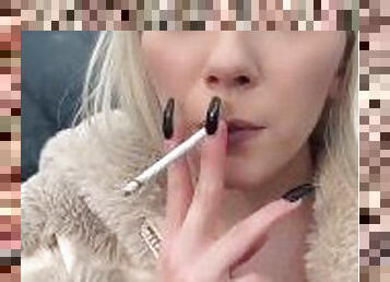 público, amateur, adolescente, rubia, fetichista, fumando, glamour