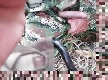 Militares colombianos expulsan semen a montones en via publica y selva. Masturbacion publica