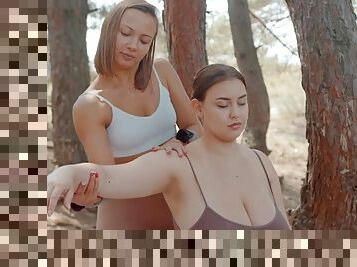 tettone, massaggi, donne-grasse-e-belle, foresta, brunette