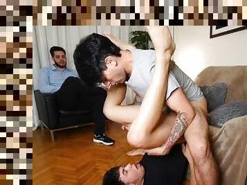 Jovencito de 18 aos es follado por psiclogo frente a su novio