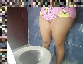 göt, banyo-yapma, işeme, amatör, yatak-odası, kız-kardeş, kıç-butt, duş, yakalanmış, cinsel-istek-uyandıran