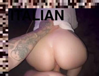 POV Italiana succhia il cazzo in pigiama e si fa scopare fino a farsi coprire di sborra