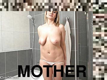 baignade, gros-nichons, masturbation, mature, milf, maman, mère, gros-seins, douche, solo