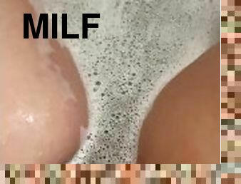 Fat pussy milf rubs her pussy in the tub