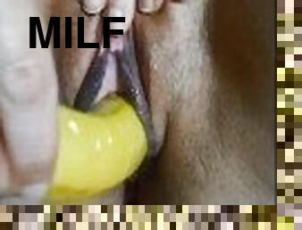 Giovane milf si infila una BANANA nella sua figa bagnata - piano