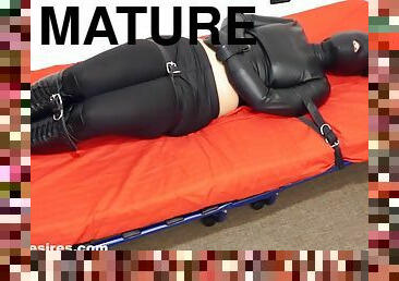 matura, bdsm, latex, solo, bondage, bruneta, cizme, tocuri-inalte