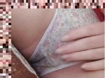 ???? Cute japanese girl wetting her panties ????