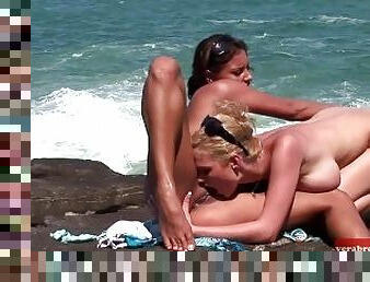 Outdoor Lesben Sex mit einer vollbusigen Blondine und einer brnetten Schlampe