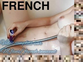 French_Innocent se fait plaisir sous la douche