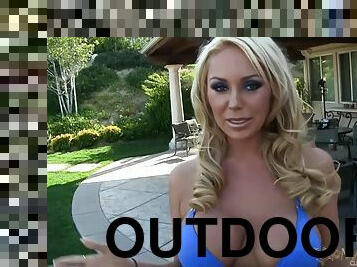 Mary Carey In Sexy Blond Masturbates Outdoors