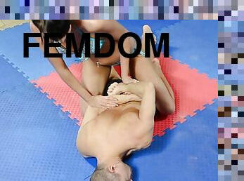 europee-european, europee, ragazze-celestiali, wrestling, bikini, umiliazione, scopate-sulla-faccia, dominazione, dominazione-femminile