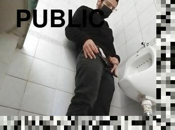 Setting free my piss on public bathroom / urinate wild