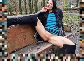 en-plein-air, pisser, public, chatte-pussy, amateur, solo, parc, clignotant, flexible, jambes