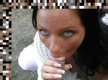 en-plein-air, énorme-bite, milf, allemand, branlette, fellation-profonde, brunette