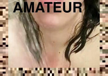 baignade, gros-nichons, masturbation, orgasme, amateur, belle-femme-ronde, joufflue, italien, douche, solo