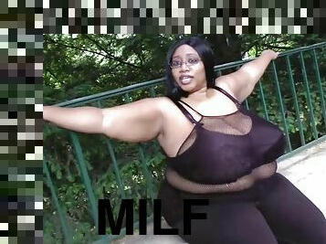 gros-nichons, public, ébène, milf, black, belle-femme-ronde, bout-a-bout, fétiche, solo