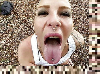 gros-nichons, en-plein-air, fellation, ejaculation-sur-le-corps, pornstar, sur-le-visage, blonde, tatouage, taquinerie