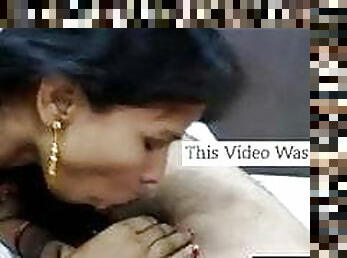 Today Exclusive- Desi Cheating Wife Sucking L...