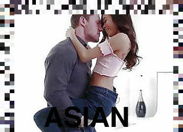 asiatisk, fitta-pussy, avsugning, deepthroat, kyssar, första-gången, kåt, tight, små-bröst