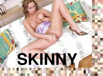 Skinny teen ride her dildo