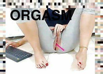 masturbation, gammal, orgasm, tonåring, fingerknull, fötter, trosor, 18år, äldre, vått