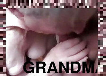nagymell, nagymama, szőrös, nagyméret, mellbimbók, orgazmus, érett, kilövelés, nagyi, anyuci