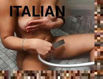 MOGLIE ITALIANA TROIA SI FA SCOPARE NELLA VASCA SBORRATA IN FACCIA. POV AMATORIALE