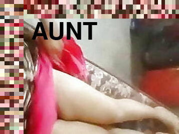 Desi aunty show huge tits